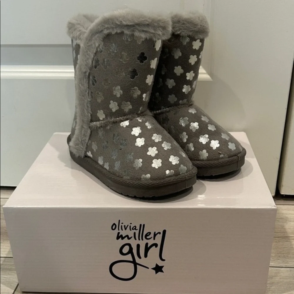 Olivia Miller Girl! Gray faux fur lined pull on boots size 12 NEW